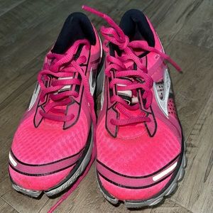 Brooks Running Shoes Pure Cadence size 7.5 only worn a few times.